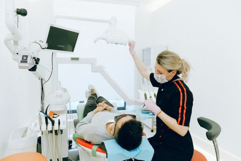 When You Should Visit An Emergency Dental Clinic