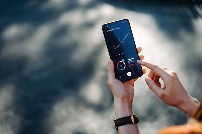 Why More Investors Compare Brokerage Charges Before Picking an Online Trading App 